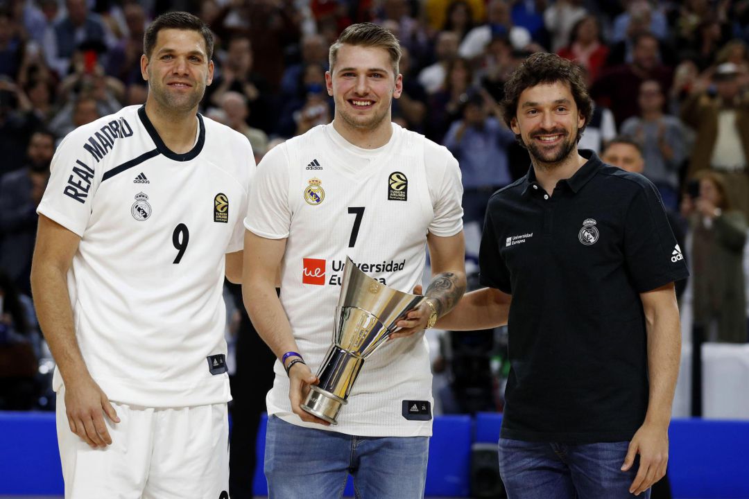 El exjugador del Real Madrid Luka Doncic (c), acompañado por Felipe Reyes (i) y Sergio Llull, durante el homenaje que se le brinda durante el Real Madrid-Panathinaikos El exjugador del Real Madrid Luka Doncic (c), acompañado por Felipe Reyes (i) y Sergio Llull, durante el homenaje que se le brinda durante el Real Madrid-Panathinaikos