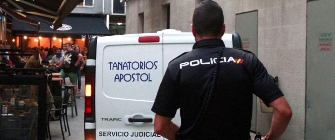 Momento en el que el cuerpo es trasladado desde la calle de la Estrella Momento en el que el cuerpo es trasladado desde la calle de la Estrella