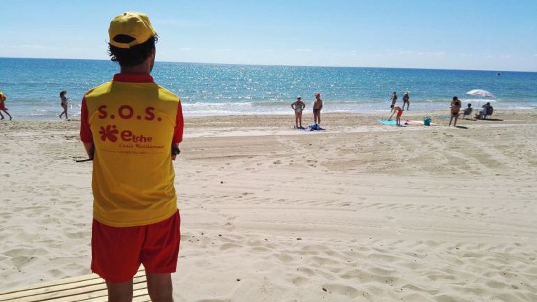 Las playas de Elche preparadas para la Semana Santa