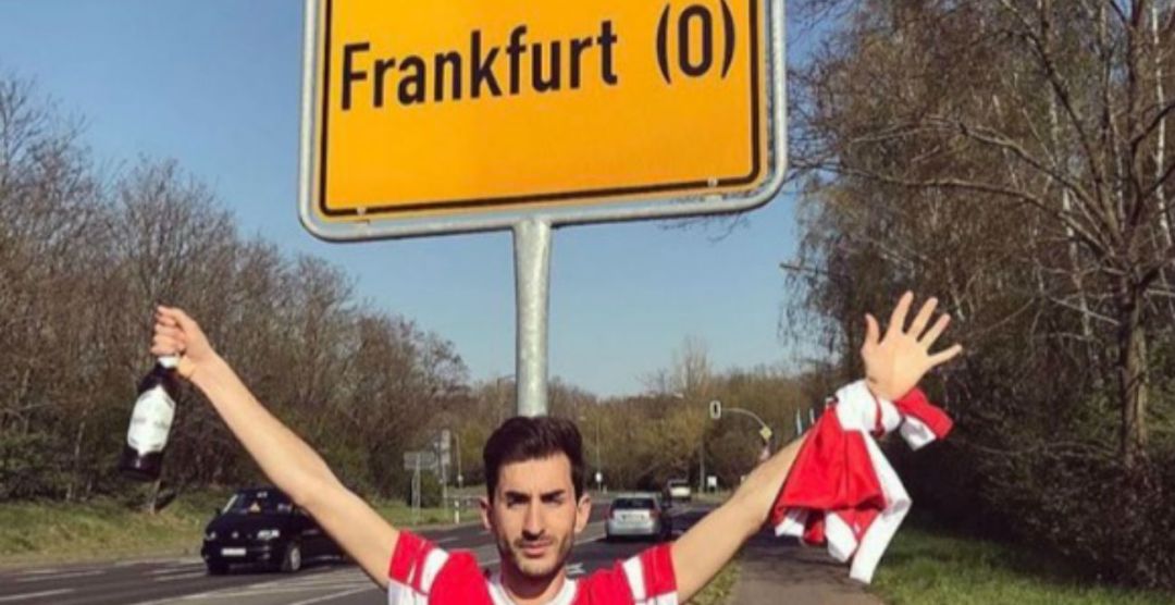 Un aficionado del Benfica posa en la ciudad equivocada a su llegada Un aficionado del Benfica posa en la ciudad equivocada a su llegada
