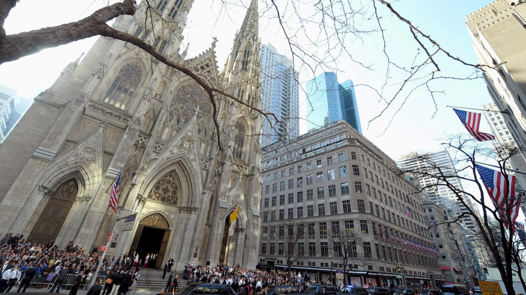 Detenido un hombre tras entrar en la catedral de Nueva York con dos bidones de gasolina