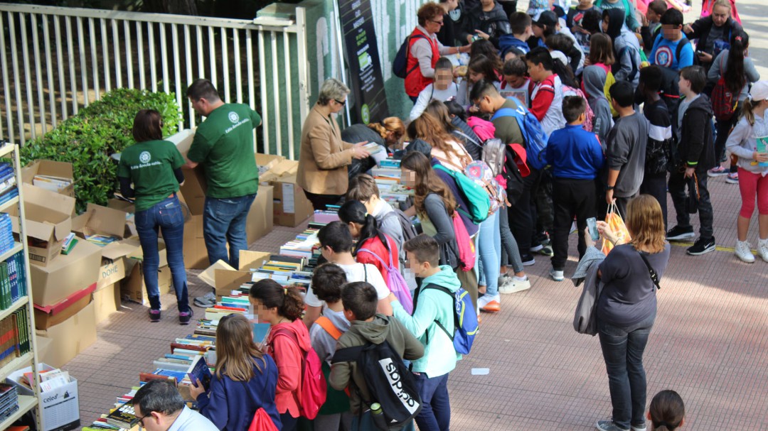 Éxito de participación en la VII edición de 'Un libro por un kilo' de la UNED