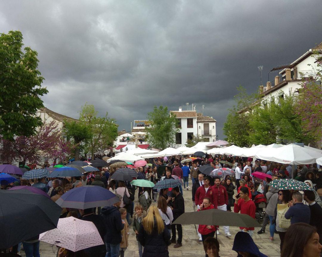La Plaza de San Miguel Bajo, muy concurrida a la espera de la salida (frustrada por la lluvia) de la hermandad de La Aurora La Plaza de San Miguel Bajo, muy concurrida a la espera de la salida (frustrada por la lluvia) de la hermandad de La Aurora