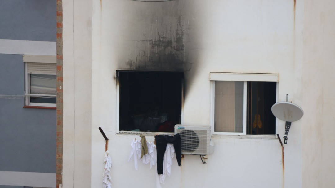 Mueren una madre y sus dos hijos pequeños en el incendio de su casa en L'Hospitalet