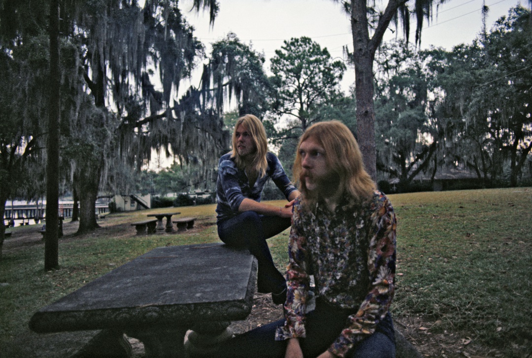 Gregg Allman junto a su hermano Duane Allman, en segundo plano Gregg Allman junto a su hermano Duane Allman, en segundo plano