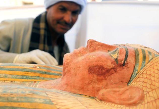 Un trabajador egipcio inspecciona un sarcófago en el nuevo recinto arqueológico de Luxor. Un trabajador egipcio inspecciona un sarcófago en el nuevo recinto arqueológico de Luxor.