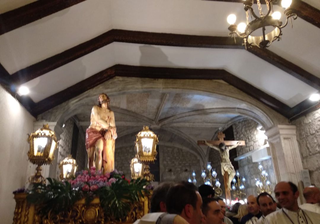 La lluvia procesiona sola
