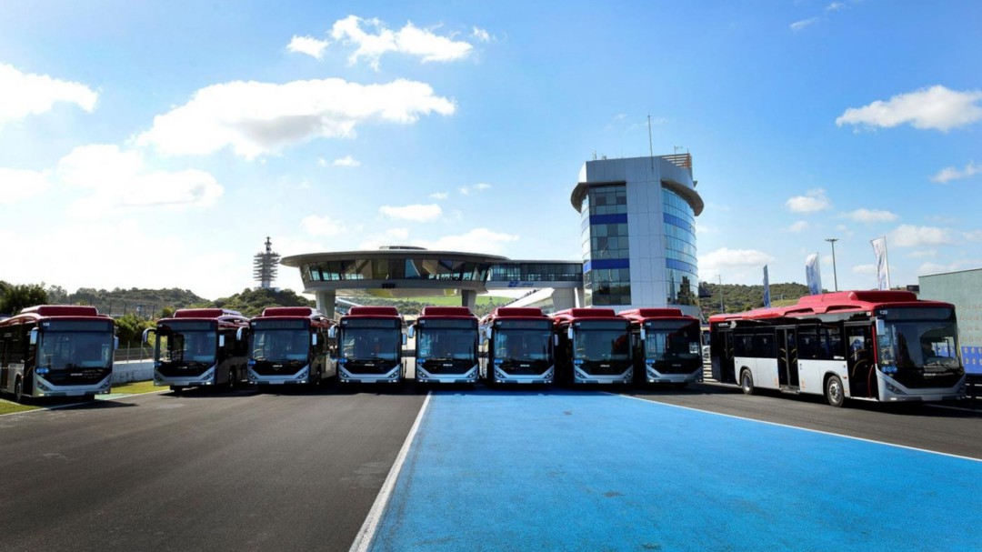 Otros nueve autobuses propulsados a gas natural entran en servicio el lunes