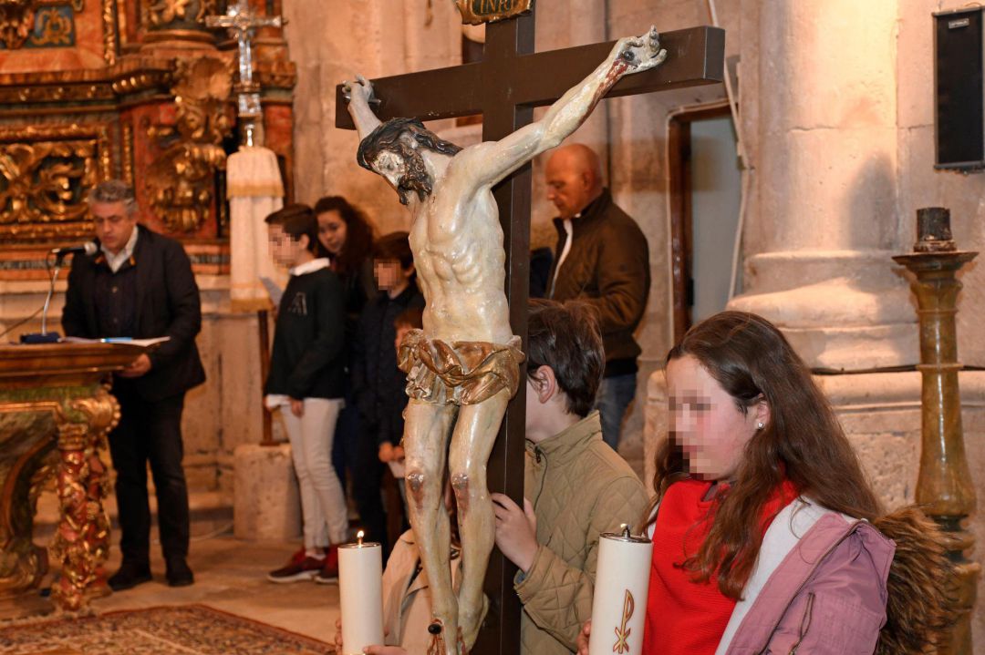 El alcalde de San Miguel de Bernuy (Segovia), José María Bravo (i), ha ejercido hoy como celebrador de la palabra, ante la ausencia de sacerdotes, dirigiendo el viacrucis en su localidad, que se ha desarrollado en el interior de la iglesia, debido a la lluvia, con la participación de los más jóvenes que han portado una talla de Cristo crucificado, del siglo XVIII. El alcalde de San Miguel de Bernuy (Segovia), José María Bravo (i), ha ejercido hoy como celebrador de la palabra, ante la ausencia de sacerdotes, dirigiendo el viacrucis en su localidad, que se ha desarrollado en el interior de la iglesia, debido a la lluvia, con la participación de los más jóvenes que han portado una talla de Cristo crucificado, del siglo XVIII.
