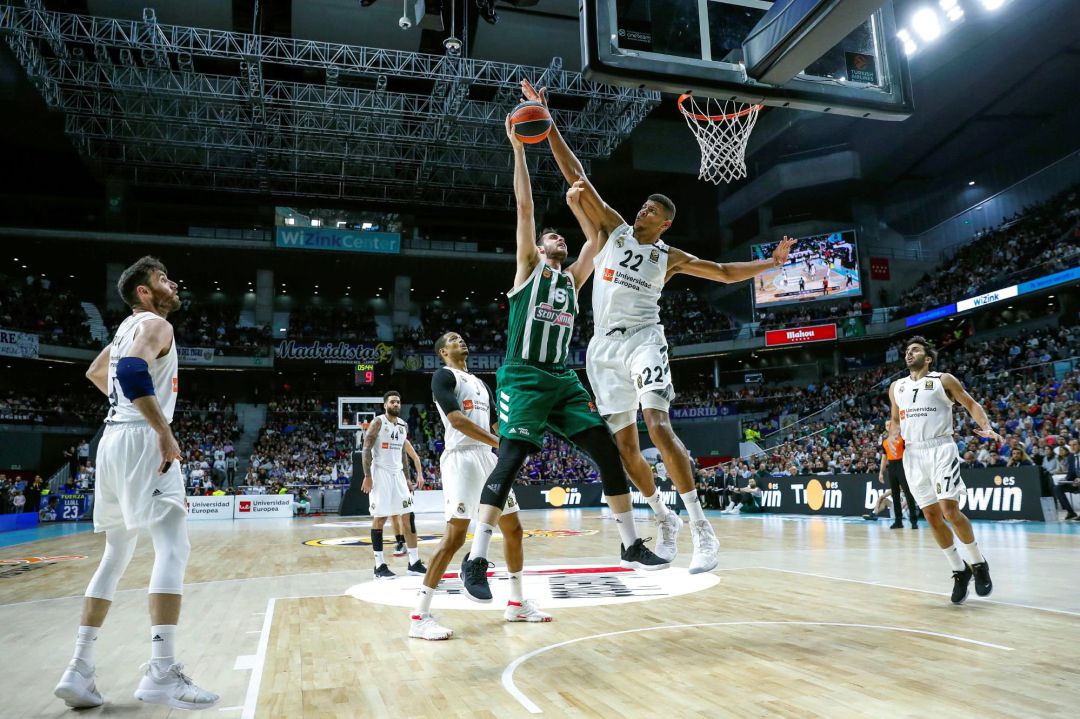 El jugador del Real Madrid Tavares (segundo dcha.) tapona el lanzamiento de Papagiannis del Panathinaikos (centro), durante el segundo partido de los cuartos de final de la Euroliga disputado en el Wizink Center, en Madrid El jugador del Real Madrid Tavares (segundo dcha.) tapona el lanzamiento de Papagiannis del Panathinaikos (centro), durante el segundo partido de los cuartos de final de la Euroliga disputado en el Wizink Center, en Madrid
