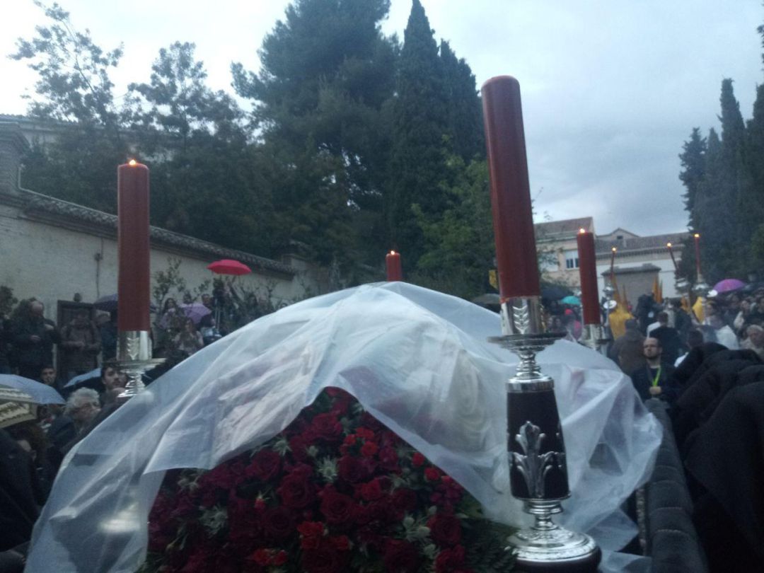 El Señor del Descendimiento de la hermandad de La Soledad de Granada a su salida el Viernes Santo El Señor del Descendimiento de la hermandad de La Soledad de Granada a su salida el Viernes Santo