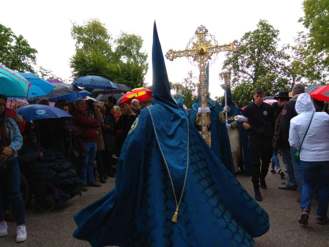 El cortejo de la cofradía de La Alhambra se vuelve nada más comenzar su estación de penitencia tras comenzar a llover en el recinto monumental El cortejo de la cofradía de La Alhambra se vuelve nada más comenzar su estación de penitencia tras comenzar a llover en el recinto monumental