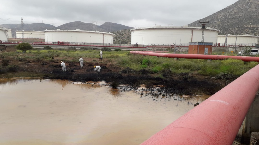 Detectan un vertido de hidrocarburos en la zona industrial de Escombreras