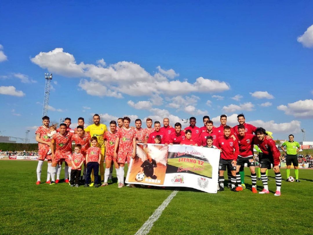 Unionistas y CD Guijuelo recordaron, un derbi más, a Rubén, el pequeño fubolista fallecido tras sufrir un cáncer infantil. Unionistas y CD Guijuelo recordaron, un derbi más, a Rubén, el pequeño fubolista fallecido tras sufrir un cáncer infantil.