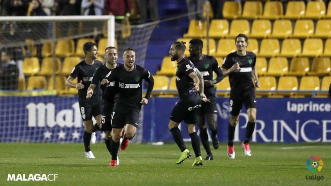 El Málaga conquista Alcorcón ante la lluvia