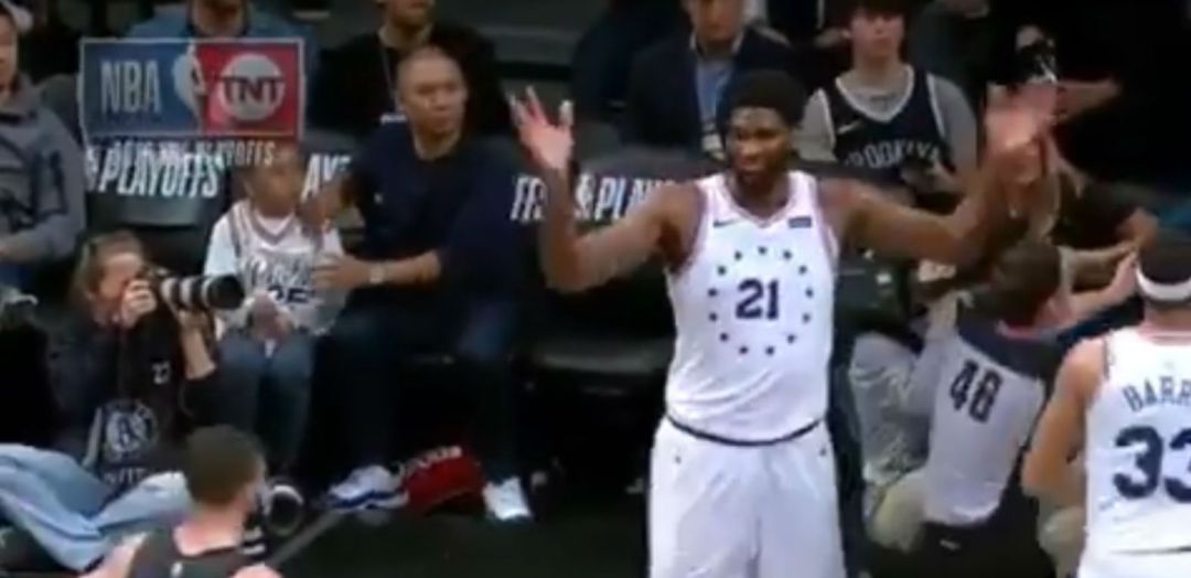 El momento en el que comienza la trifulca entre jugadores de Sixers y Nets El momento en el que comienza la trifulca entre jugadores de Sixers y Nets