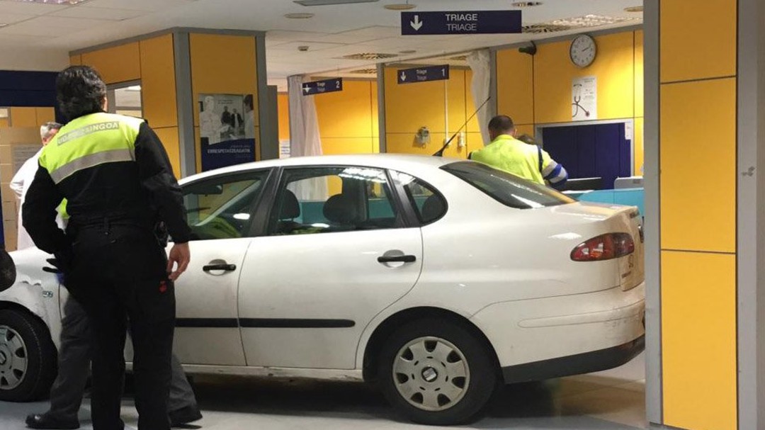 Detenido por empotrar su coche contra urgencias de Basurto
