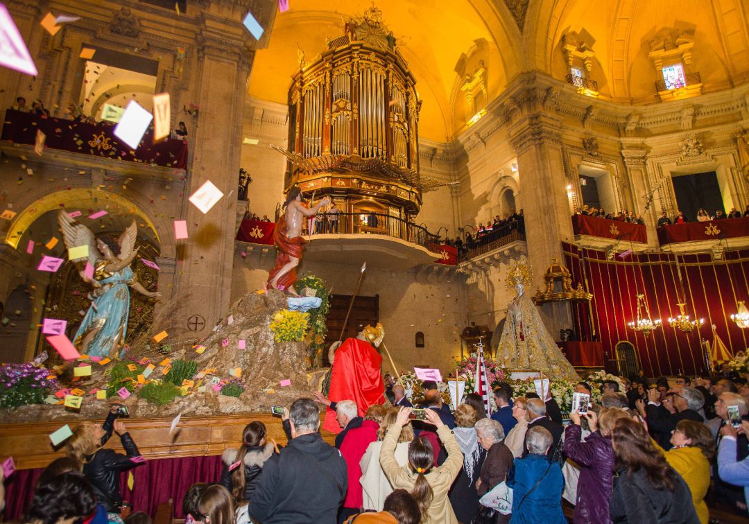 Miles de aleluyas inundan la Basílica de Santa María