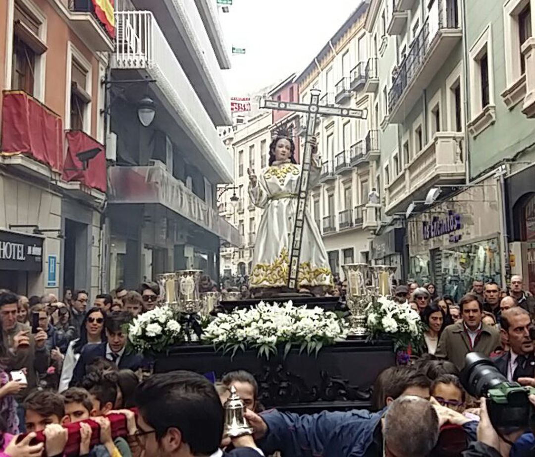 Procesión infantil de Resurrección en la Semana Santa de Granada con la imagen del Dulce Nombre de Jesús Procesión infantil de Resurrección en la Semana Santa de Granada con la imagen del Dulce Nombre de Jesús