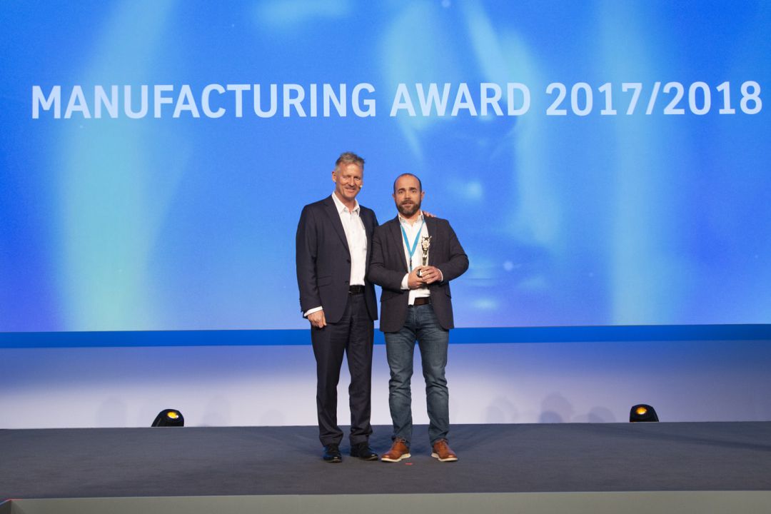Íñigo landa (derecha) recogió el premio a la factoría de La Pereda durante una convención celebrada en Hong Kong. Íñigo landa (derecha) recogió el premio a la factoría de La Pereda durante una convención celebrada en Hong Kong.
