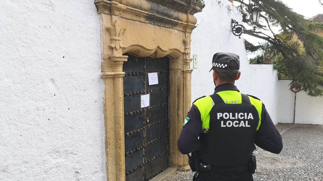 El Ayuntamiento de Ronda ha ejecutado el cierre de la Casa del Rey Moro este lunes