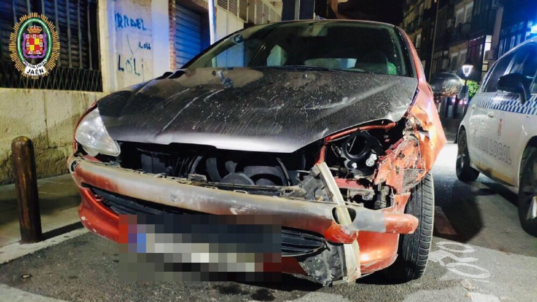 Un conductor choca con una farola y huye dejando numerosas huellas