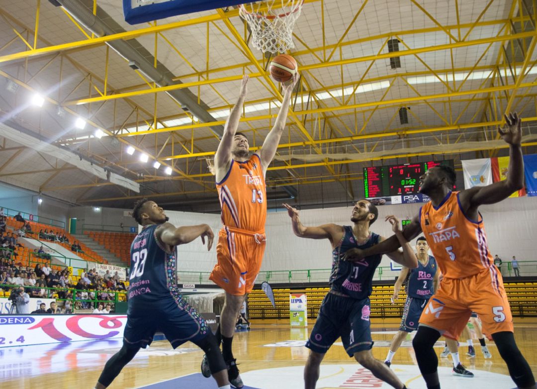 Día aciago en el lanzamiento exterior por parte del Club Ourense Baloncesto y poco mejor para Palencia. Día aciago en el lanzamiento exterior por parte del Club Ourense Baloncesto y poco mejor para Palencia.