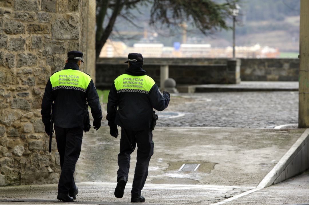 Dos policías municipales de Pamplona, patrullando a pie. Dos policías municipales de Pamplona, patrullando a pie.