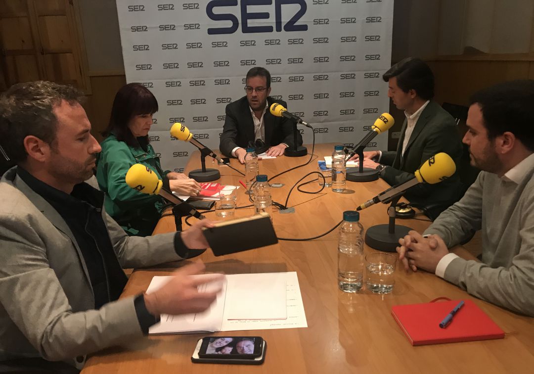 Pp y Cs se fijan en el Gobierno andaluz, que cuestionan PSOE y UP por la bajada de impuestos a los ricos