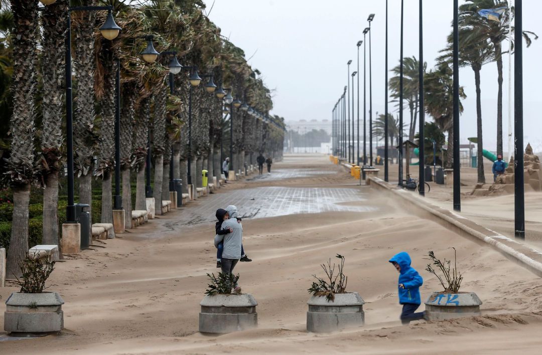 El paseo de la Malvarrosa, atípicamente vacío en el Domingo de Resurrección El paseo de la Malvarrosa, atípicamente vacío en el Domingo de Resurrección