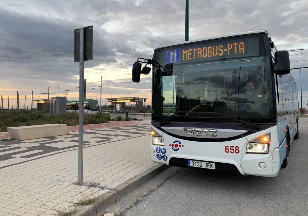 Así funciona la lanzadera del 'metrobus' al PTA para intentar aliviar los atascos
