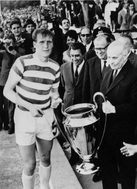 Billy McNeill, con la Copa de Europa de 1967. Billy McNeill, con la Copa de Europa de 1967.