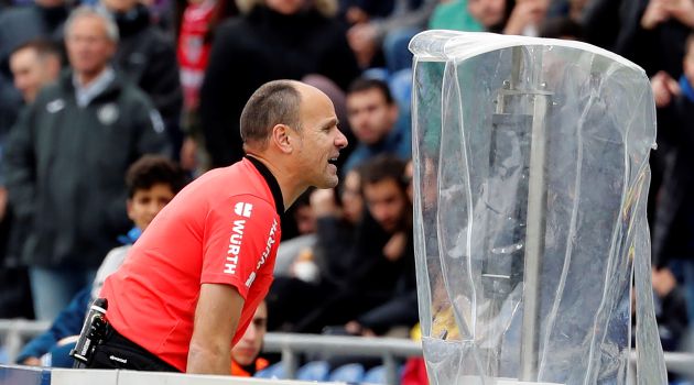 Mateu Lahoz revisa una acción en la televisión para tomar la mejor decisión Mateu Lahoz revisa una acción en la televisión para tomar la mejor decisión