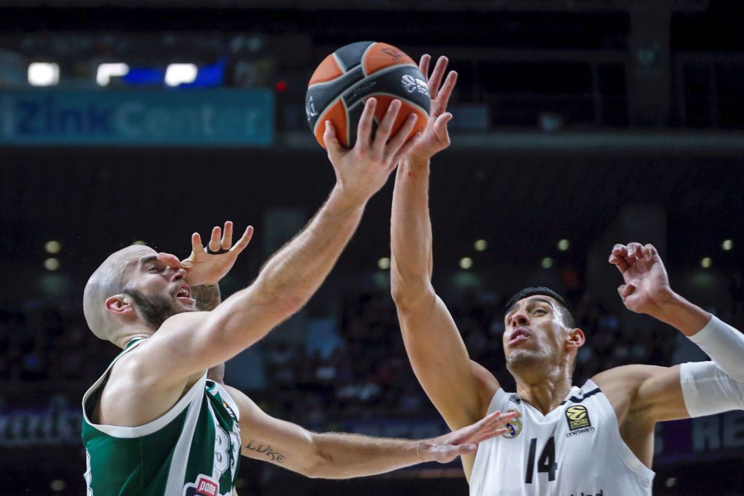 Ayón defiende a Calathes durante la eliminatoria. Ayón defiende a Calathes durante la eliminatoria.