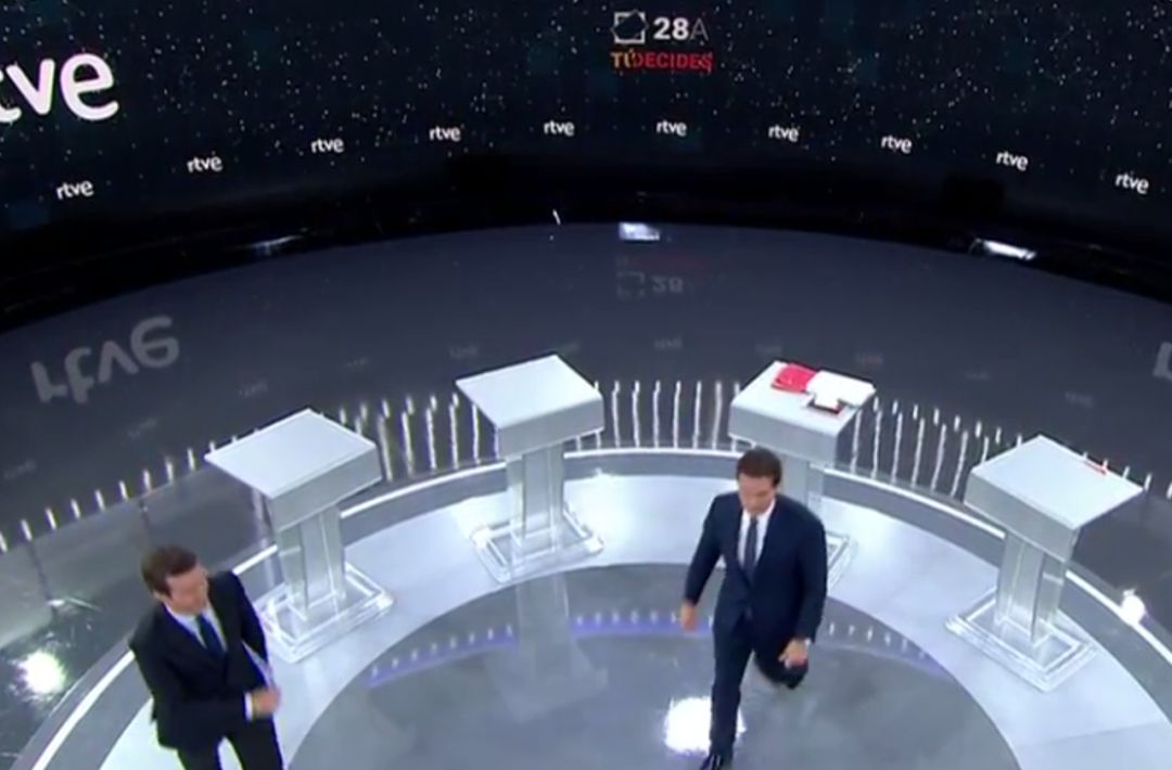 Debate RTVE: El detalle de los atriles de los candidatos del debate que ha pasado desapercibido Debate RTVE: El detalle de los atriles de los candidatos del debate que ha pasado desapercibido
