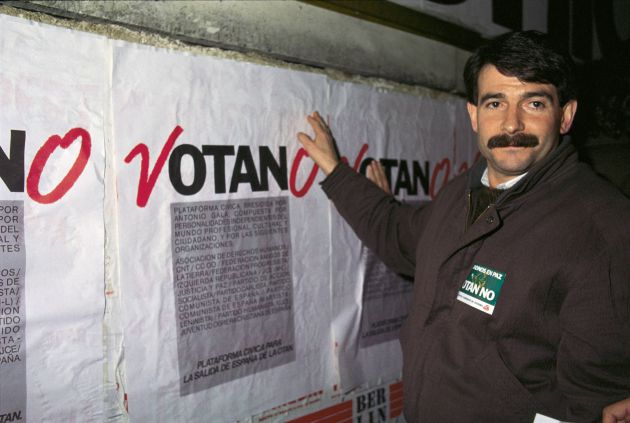 Gerardo Iglesias (PCE),haciendo campaña por el 'no' en el referéndum sobre el ingreso de España en la OTAN. Gerardo Iglesias (PCE),haciendo campaña por el 'no' en el referéndum sobre el ingreso de España en la OTAN.