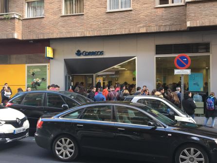 Largas colas en la suscursal 17 de Correos en Madrid en la calle Tomás Borrás para depositar el voto por correo Largas colas en la suscursal 17 de Correos en Madrid en la calle Tomás Borrás para depositar el voto por correo