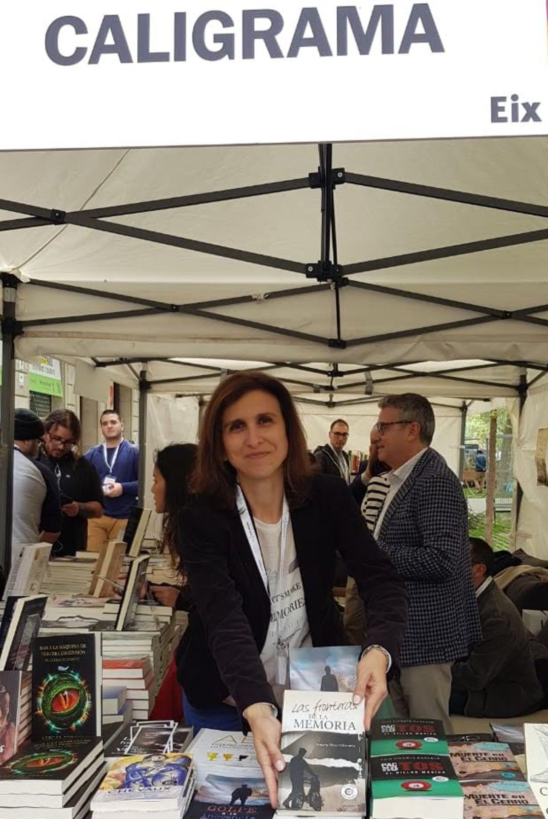 Rosario Pérez firma ejemplares de su novela, "Las fronteras de la memoria" en Sant Jordi Rosario Pérez firma ejemplares de su novela, "Las fronteras de la memoria" en Sant Jordi
