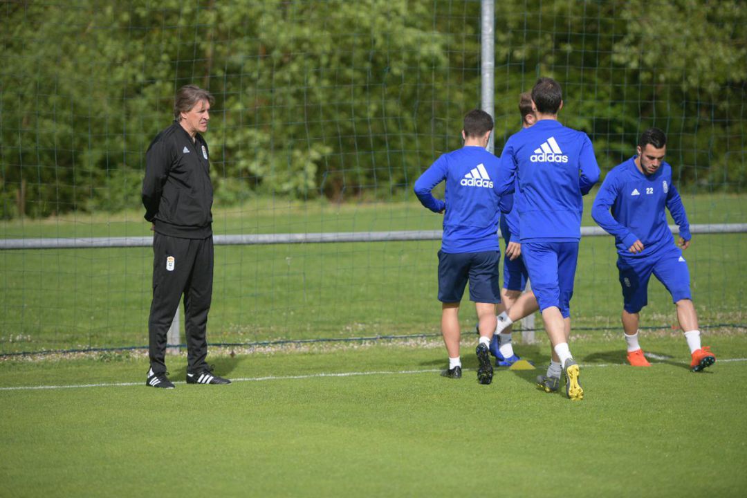 Sergio Egea dirige la primera sesión en su regreso al Oviedo Sergio Egea dirige la primera sesión en su regreso al Oviedo