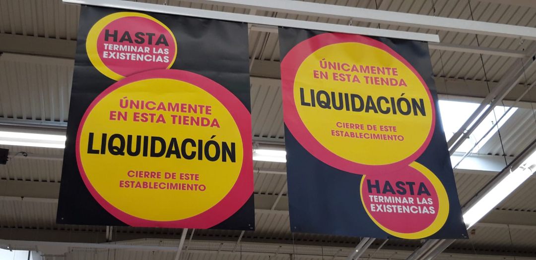Carteles de liquidación por cierre en el Eroski de Cartagena Carteles de liquidación por cierre en el Eroski de Cartagena