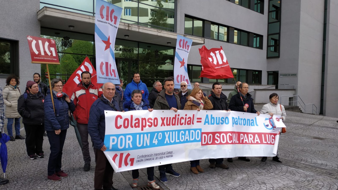 Medio centenar de personas se concentran en los juzgados de Lugo reclamando un nuevo juzgado de lo social