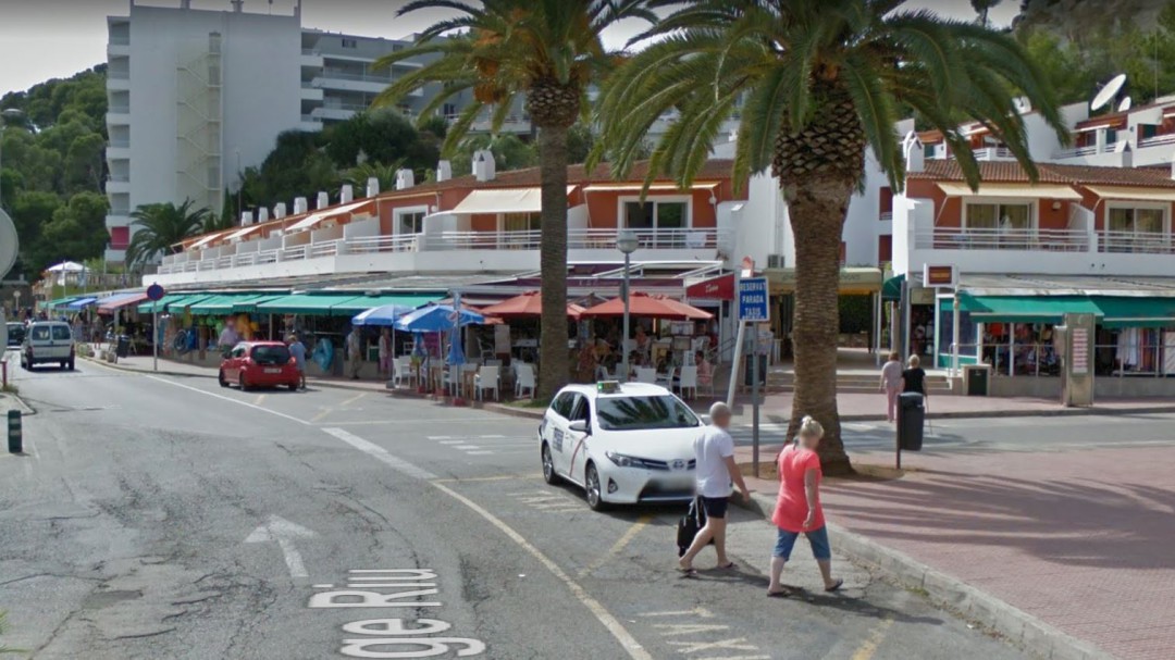 Un joven detenido y tres policías heridos en una trifulca en Cala Galdana