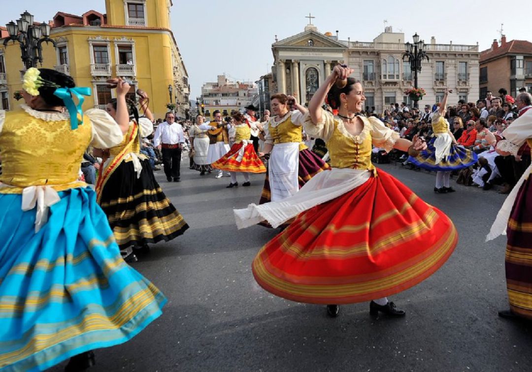 Miles de personas disfrutan del Desfile del Bando de la Huerta