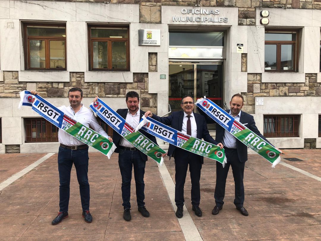 Alfredo Pérez, con camisa, y Tomás Bustamante, a la derecha, junto al alcalde y al concejal de deportes de Torrelavega. Alfredo Pérez, con camisa, y Tomás Bustamante, a la derecha, junto al alcalde y al concejal de deportes de Torrelavega.
