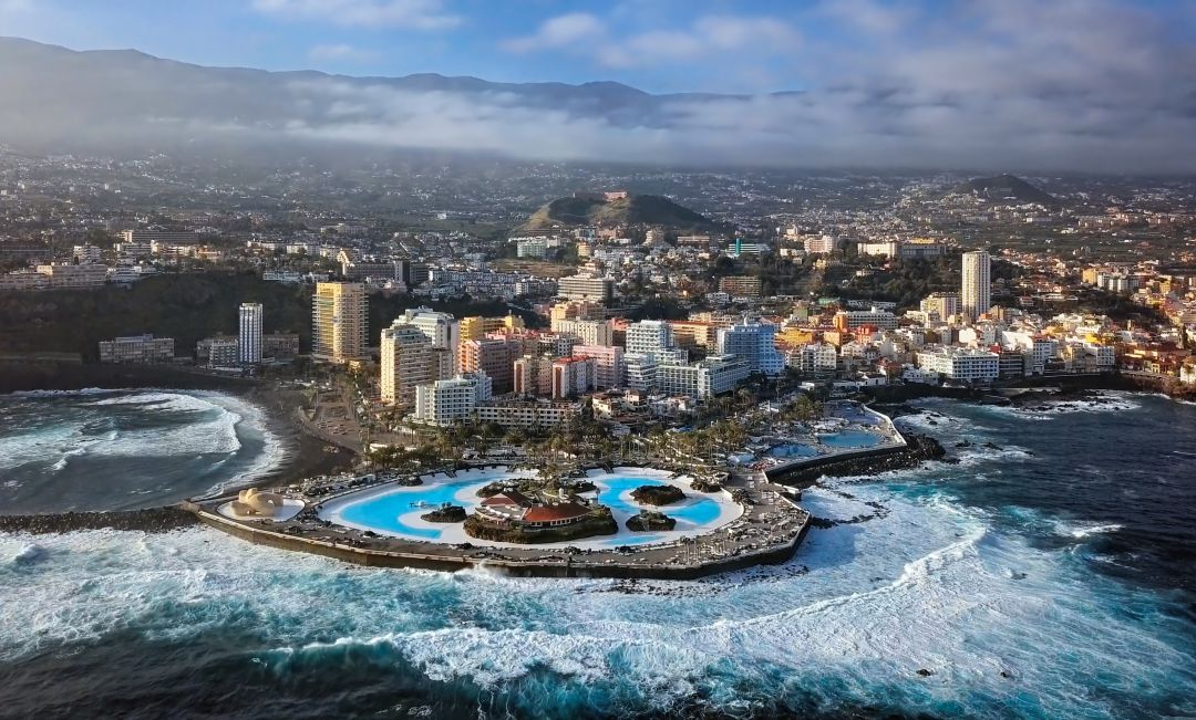 El Lago Martiánez corona el litoral de la ciudad turística del Puerto de la Cruz, al norte de Tenerife El Lago Martiánez corona el litoral de la ciudad turística del Puerto de la Cruz, al norte de Tenerife