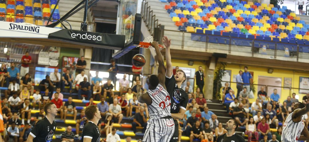 Osas Ehigiator (22) durante un partido amistoso con Montakit Fuenlabrada. Osas Ehigiator (22) durante un partido amistoso con Montakit Fuenlabrada.