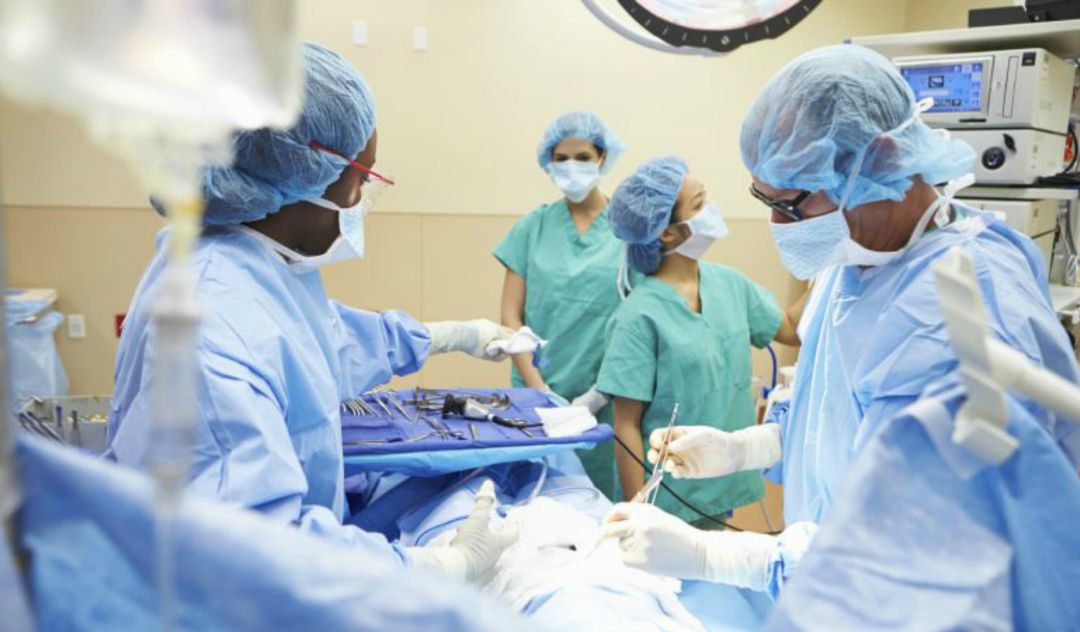 Los robots autónomos ayudarán a los cirujanos en las operaciones quirúrgicas más complicadas y largas.
Los robots autónomos ayudarán a los cirujanos en las operaciones quirúrgicas más complicadas y largas.