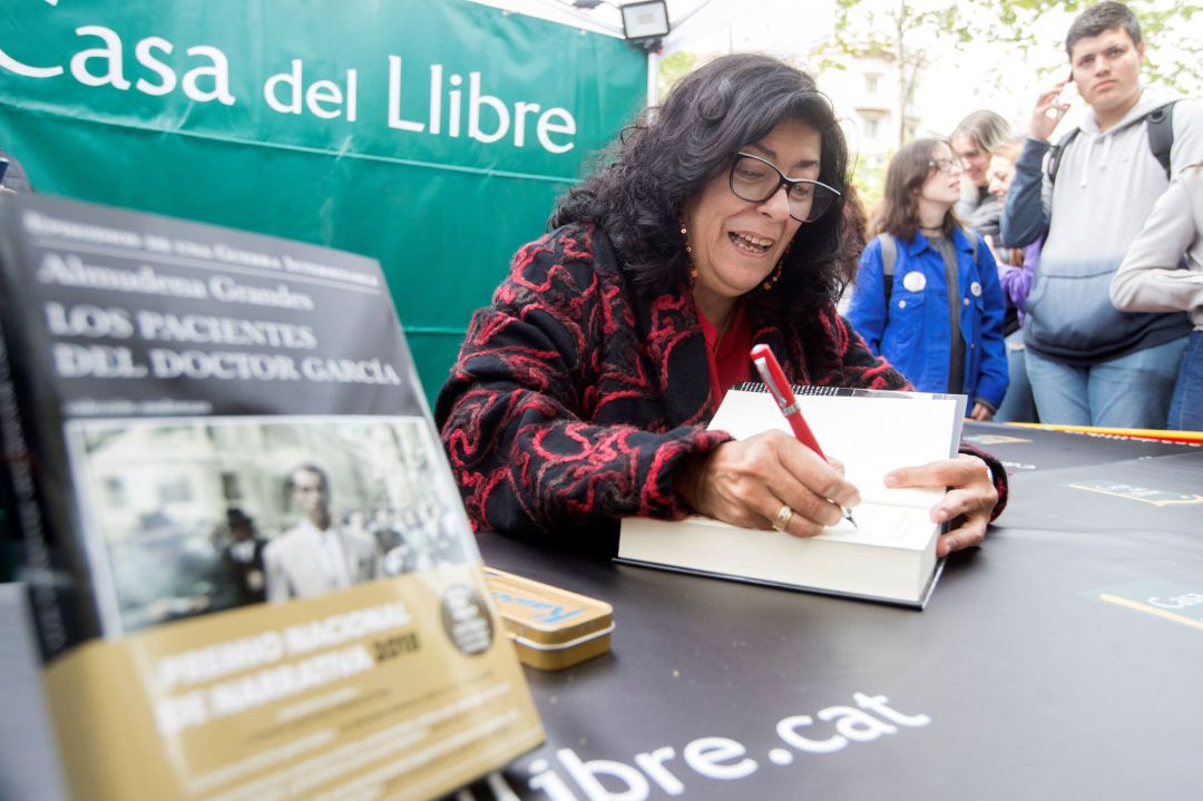 La escritora Almudena Grandes es una de las personalidades que estará presente en el Círculo de Bellas Artes de Madrid, junto a Miguel Ríos, Paco Ibañez, Marwan, Rosá León o Carlos Bardem, entre otros La escritora Almudena Grandes es una de las personalidades que estará presente en el Círculo de Bellas Artes de Madrid, junto a Miguel Ríos, Paco Ibañez, Marwan, Rosá León o Carlos Bardem, entre otros