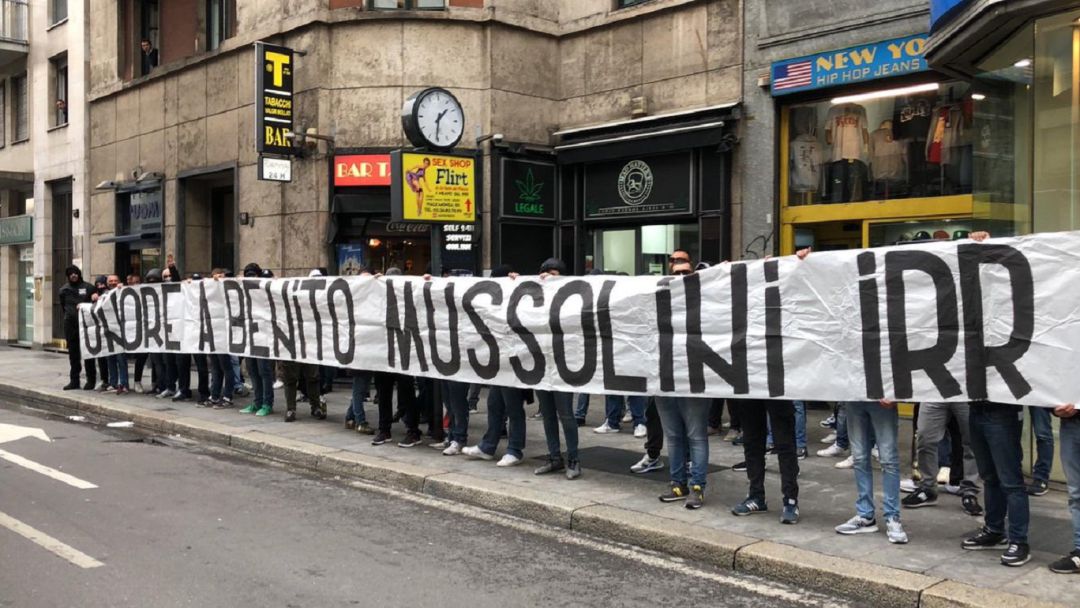 Ultras de la Lazio sostienen pancartas en apoyo a Benito Mussolini. Ultras de la Lazio sostienen pancartas en apoyo a Benito Mussolini.
