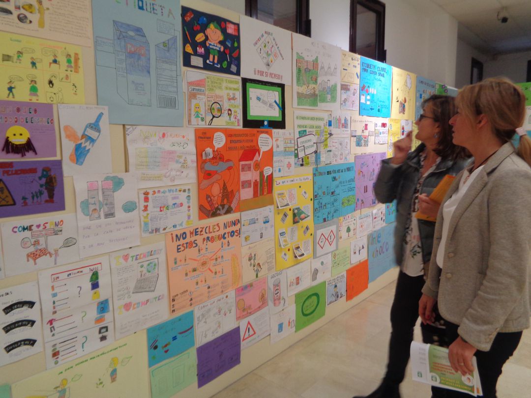La concejal y la técnico de Consumo contemplan algunos detalles de los trabajos presentados La concejal y la técnico de Consumo contemplan algunos detalles de los trabajos presentados